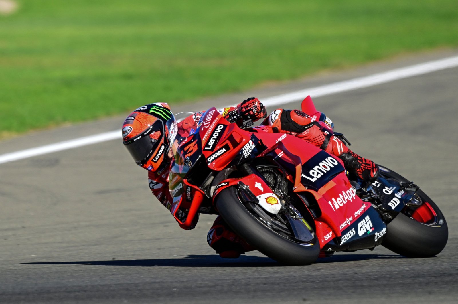 Bagnaia memenangkan gelar MotoGP perdananya untuk mengakhiri kekeringan Ducati selama 15 tahun