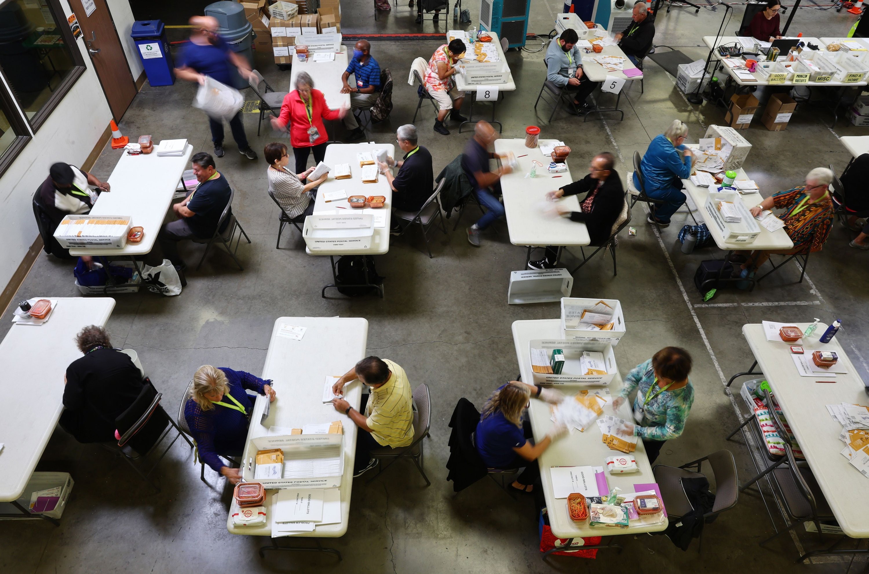 Petugas pemilu memproses surat suara melalui surat di Pendaftar Pemilih Orange County, Santa Ana, California, AS, 27 Oktober 2022. (AFP Photo)