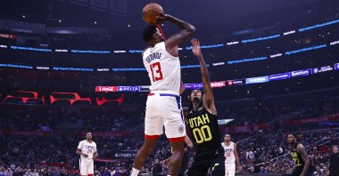 LA Clippers' Paul George takes a shot against  Utah Jazz's Jordan Clarkson in the first half at Crypto.com Arena. Los Angeles, California, Nov. 06, 2022. (AFP Photo)
