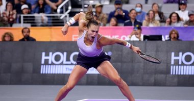 Aryna Sabalenka of Belarus celebrates after defeating Iga Swiatek of Poland in their women&#039;s singles semifinal match during the 2022 WTA Finals, part of the Hologic WTA Tour, at Dickies Arena, Fort Worth, Texas, U.S., Nov. 6, 2022. (AFP Photo)