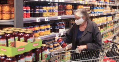 An elderly woman wearing a face mask shops in a supermarket, Bad Honnef near Bonn, Germany, April 27, 2020. (Reuters Photo)