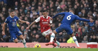 Chelsea's Cesar Azpilicueta (L) and Thiago Silva (R) try to stop Arsenal's Gabriel Jesus during the English Premier League match between Chelsea FC and Arsenal FC, London, Britain, Nov. 6, 2022. (EPA Photo)