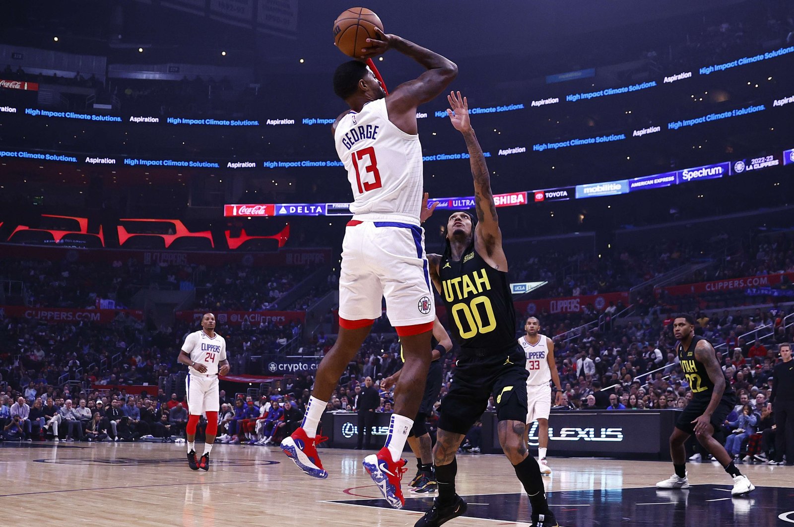 LA Clippers&#039; Paul George takes a shot against  Utah Jazz&#039;s Jordan Clarkson in the first half at Crypto.com Arena. Los Angeles, California, Nov. 06, 2022. (AFP Photo)