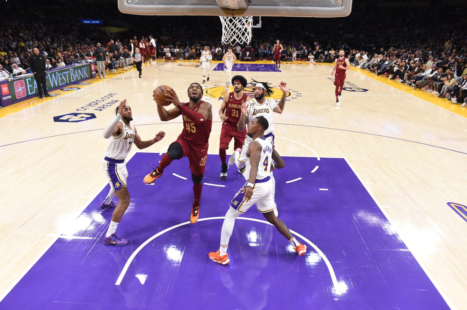 Cleveland Cavaliers&#039; Donovan Mitchell drives to the basket during the game against the Los Angeles Lakers at Crypto.Com Arena, Los Angeles, California, U.S., Nov. 6, 2022. (Getty Images Photo)