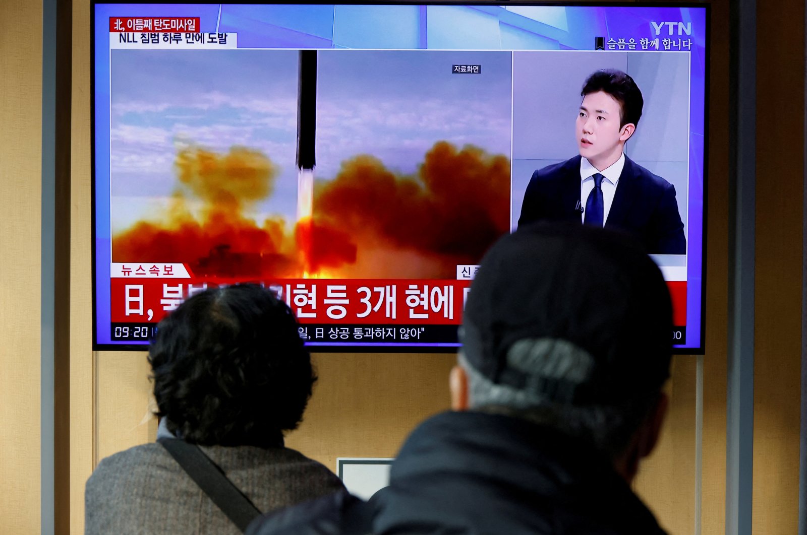 People watch a TV broadcasting a news report on North Korea firing a ballistic missile off its east coast, Seoul, South Korea, Nov. 3, 2022. (Reuters Photo)
