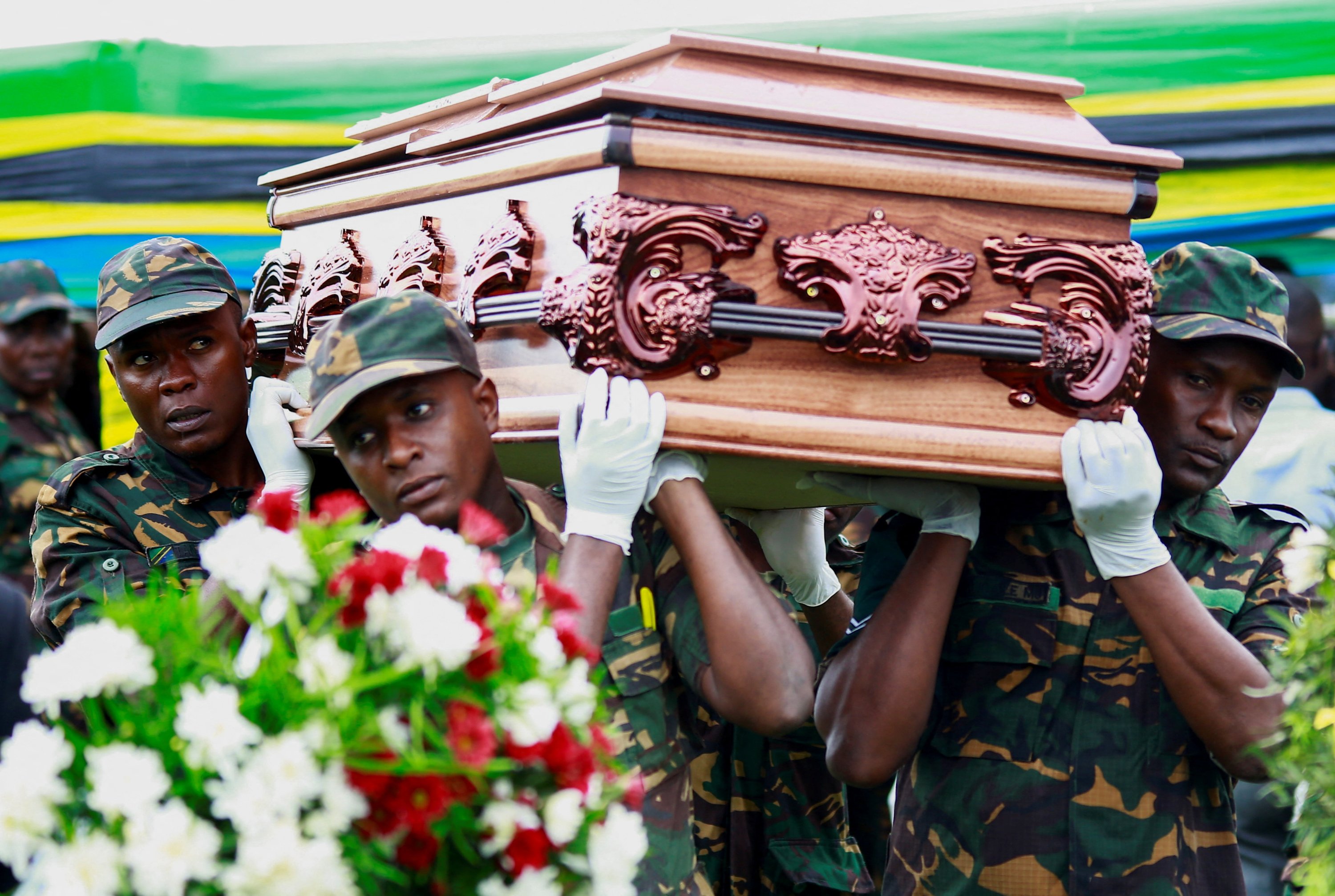 Tentara Tanzania membawa peti mati korban kecelakaan pesawat, Bukoba, Tanzania, 7 November 2022. (Foto Reuters)
