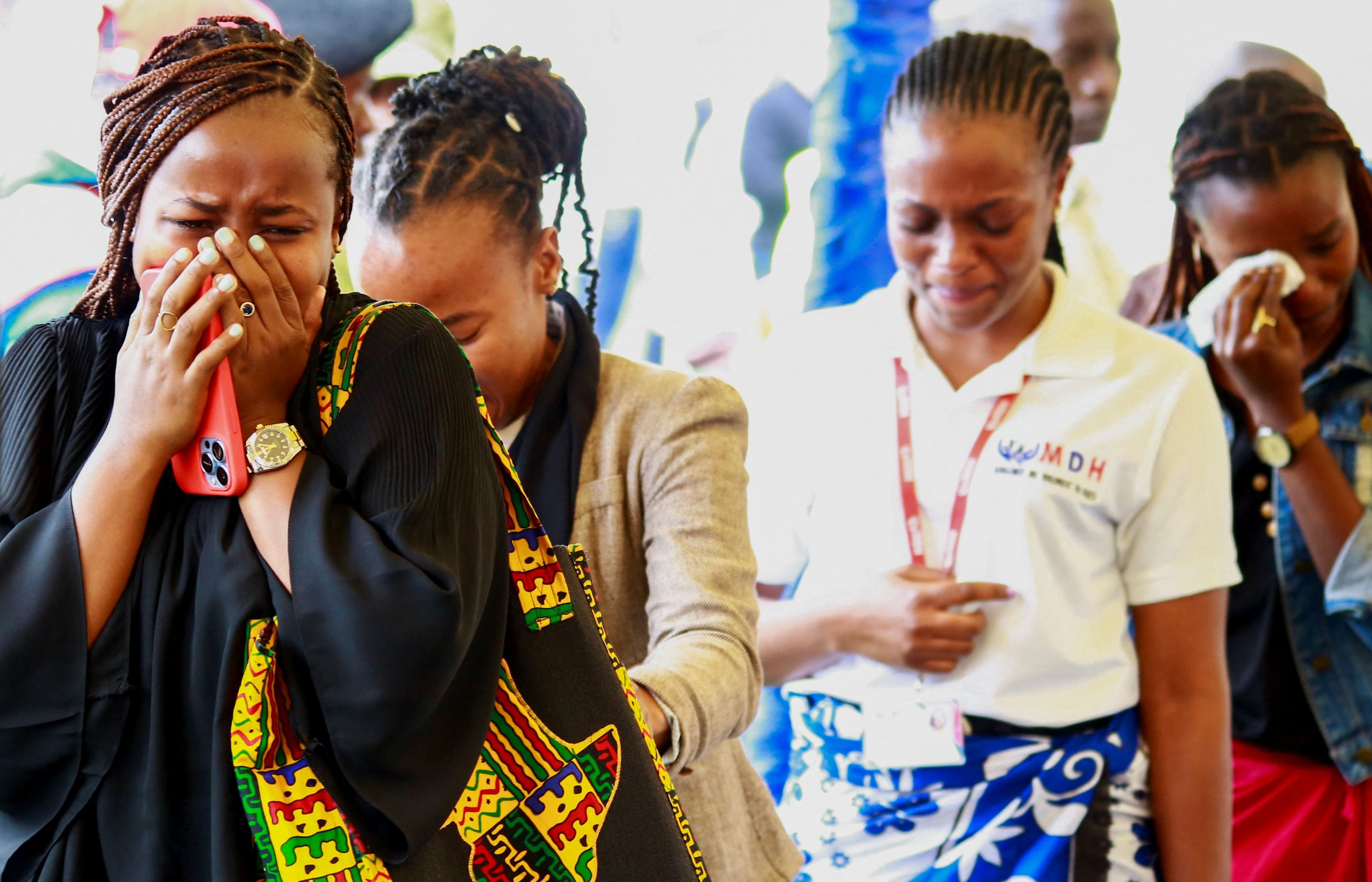 Kerabat bereaksi ketika mereka menghadiri upacara penyerahan jenazah para korban kepada keluarga mereka, Bukoba, Tanzania, 7 November 2022. (Foto Reuters)
