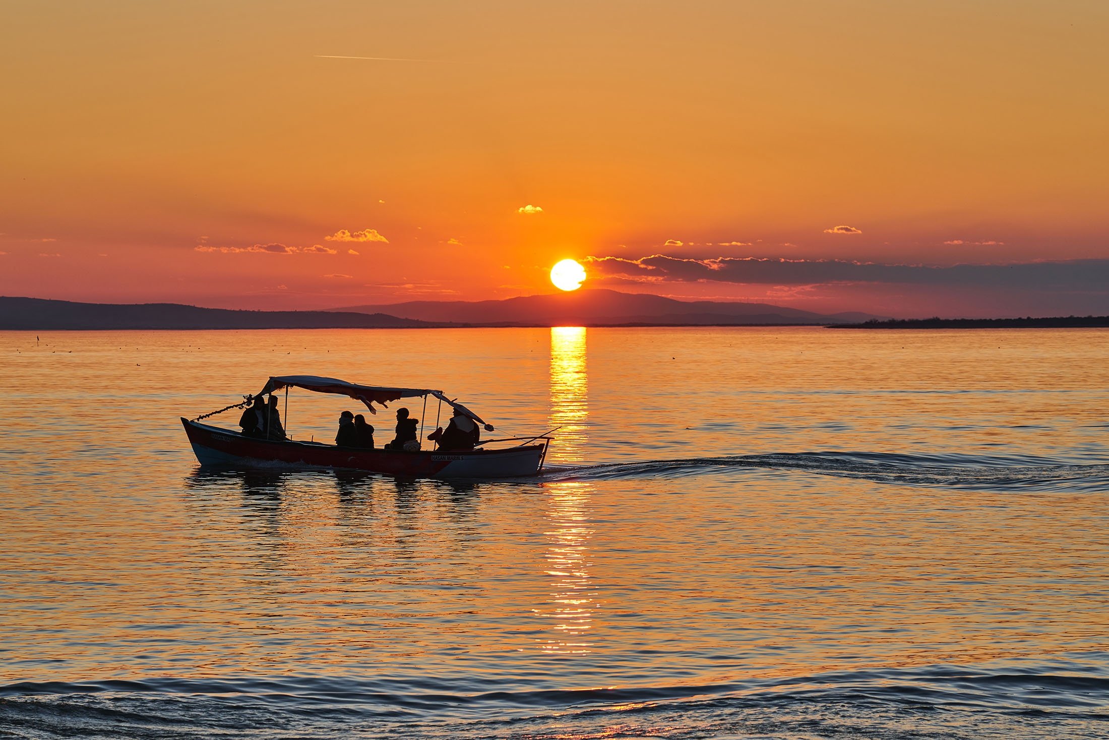 Tur perahu di Danau Uluabat saat matahari terbenam, di Gölyazı, Bursa, Türkiye.  (Foto Shutterstock)