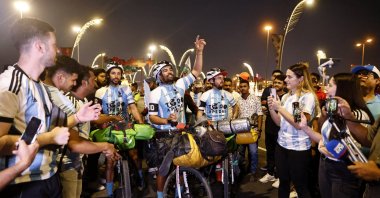 Silvio Gatti, Lucas Ledezma and Leonardo Blanco, travelers from Cordoba in Argentina, react with fans, Doha, Qatar, Nov. 7, 2022. (Reuters Photo)