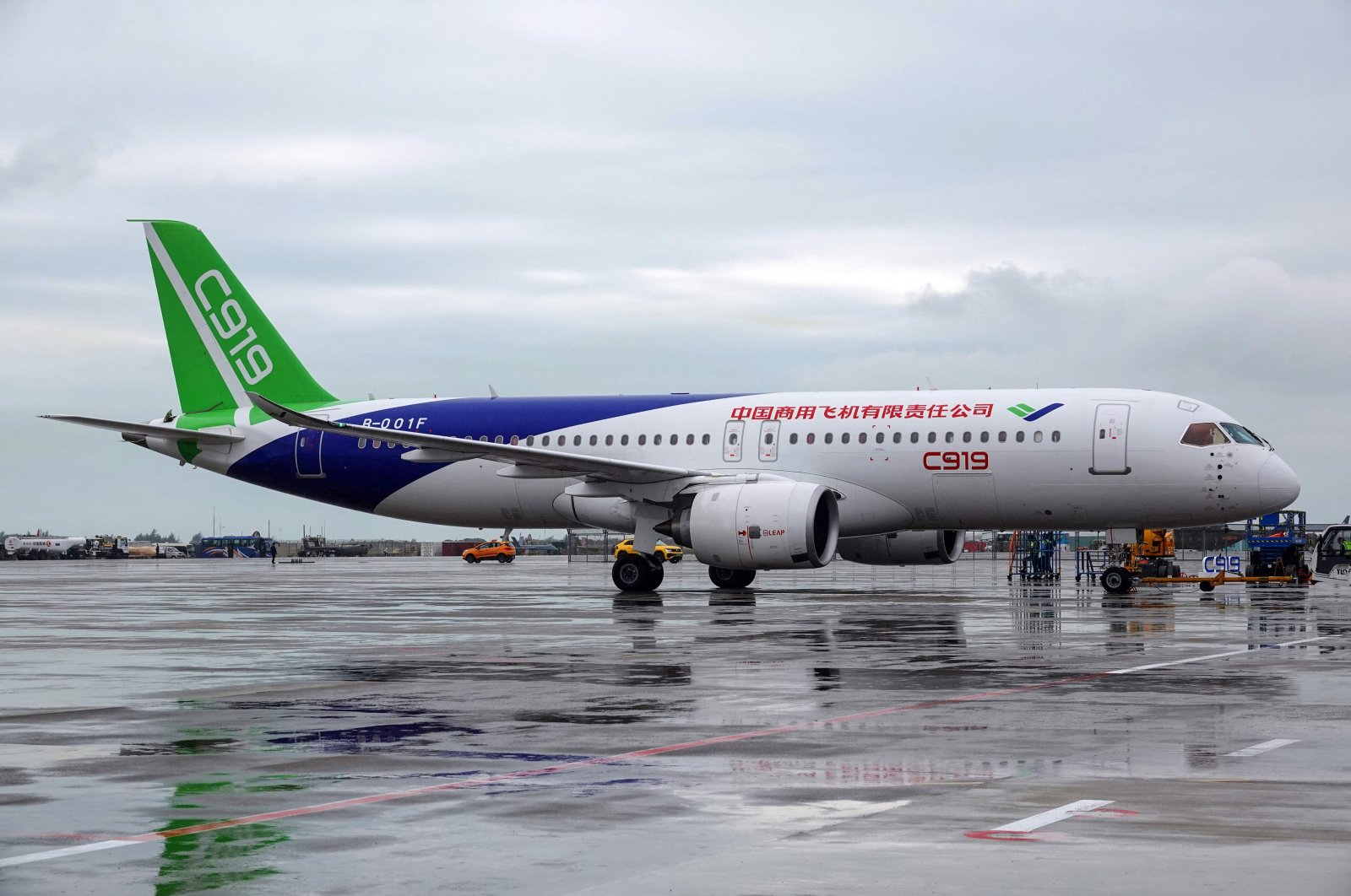 China&#039;s first domestically produced large passenger jet C919 is seen one day ahead of Airshow China 2022 in Zhuhai, in Guangdong province, southern China, Nov. 7, 2022  (AFP Photo)