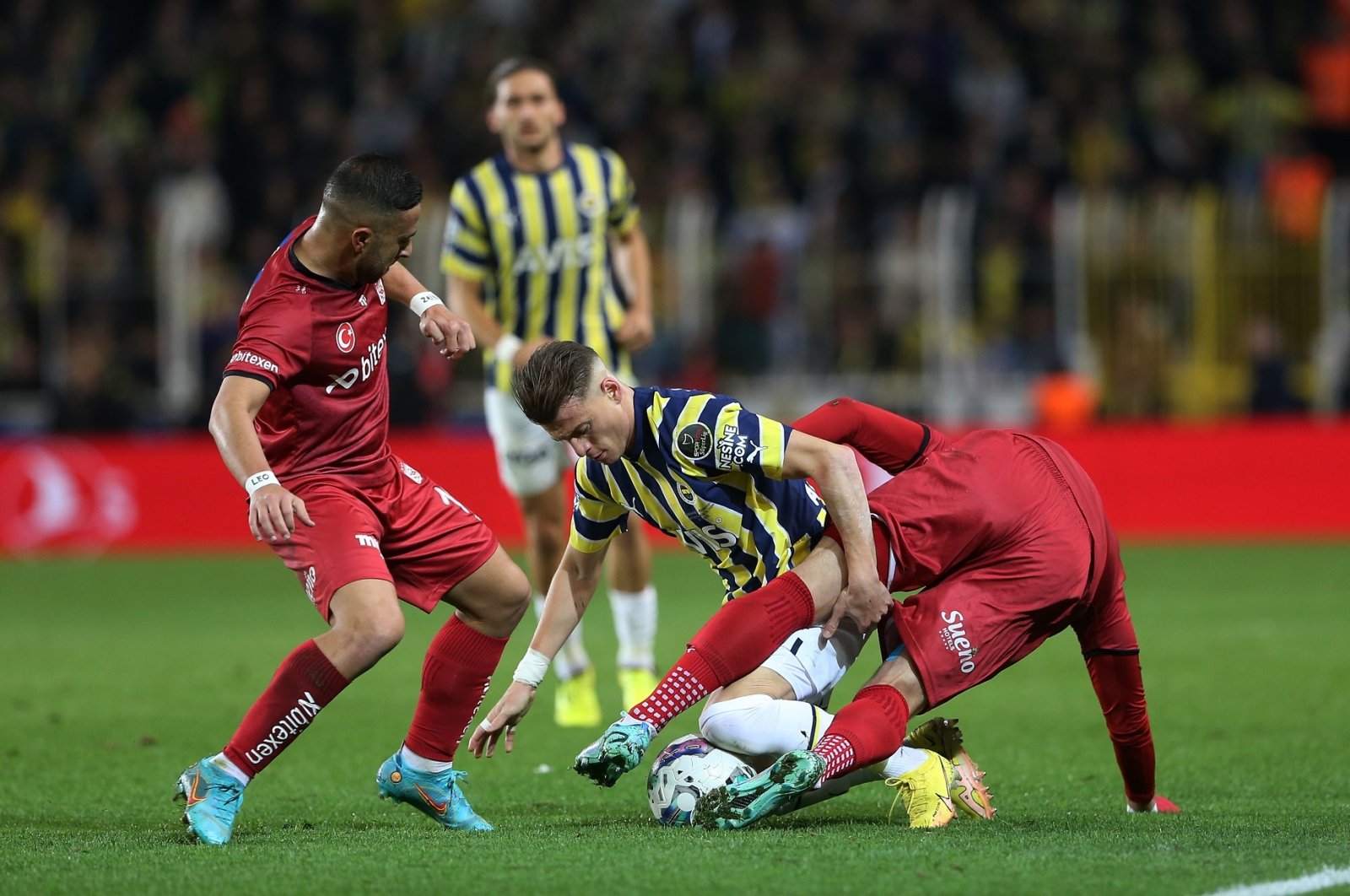 10 pemain Fenerbahçe mempertahankan 1 gol kemenangan melawan Sivasspor