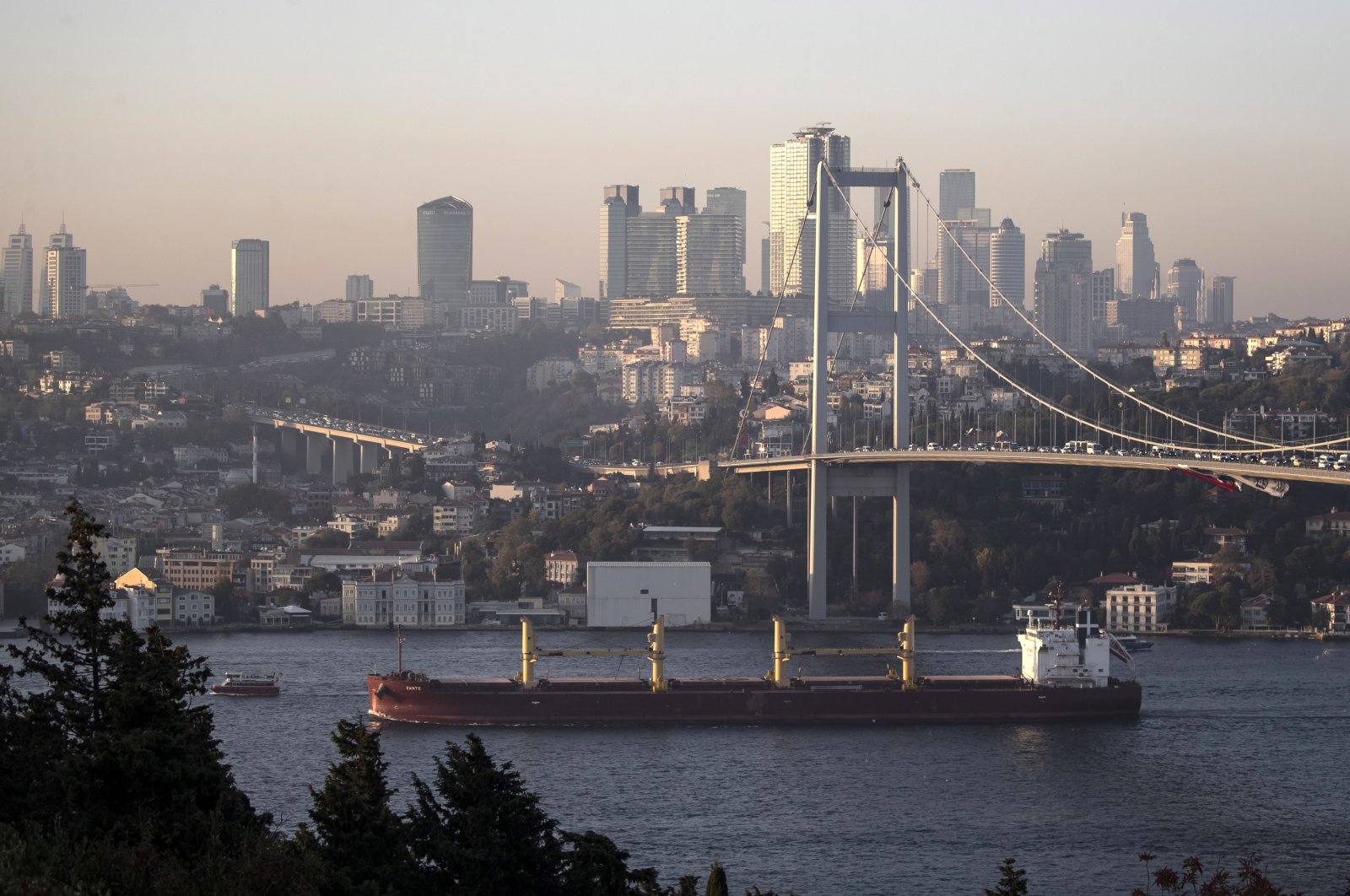 Cargo ship Zante, carrying Ukrainian grain, sails on the Bosporus in front of the July 15th Martyrs Bridge, Istanbul, Türkiye, Nov. 2, 2022. (EPA Photo)