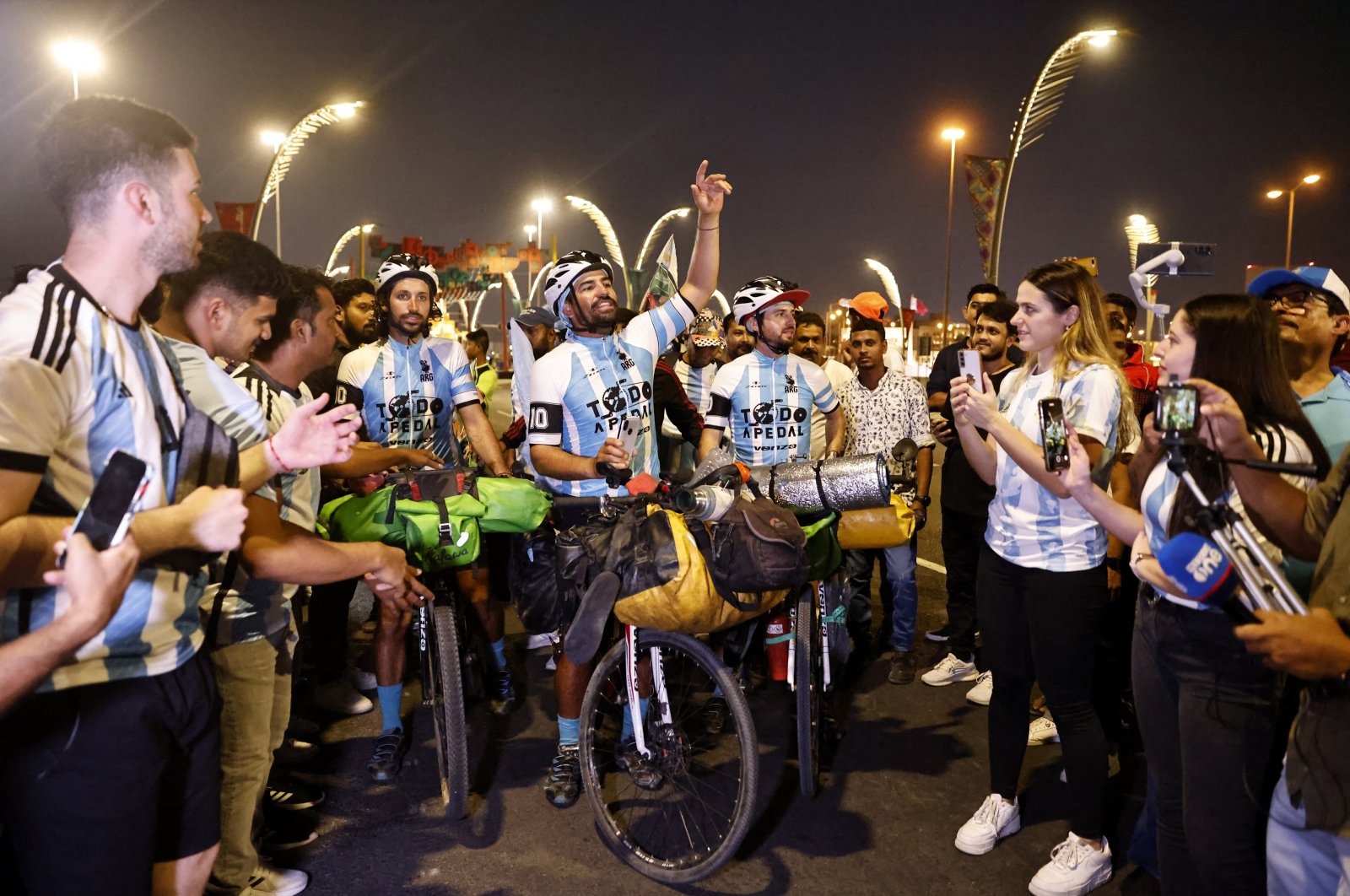 Silvio Gatti, Lucas Ledezma and Leonardo Blanco, travelers from Cordoba in Argentina, react with fans, Doha, Qatar, Nov. 7, 2022. (Reuters Photo)