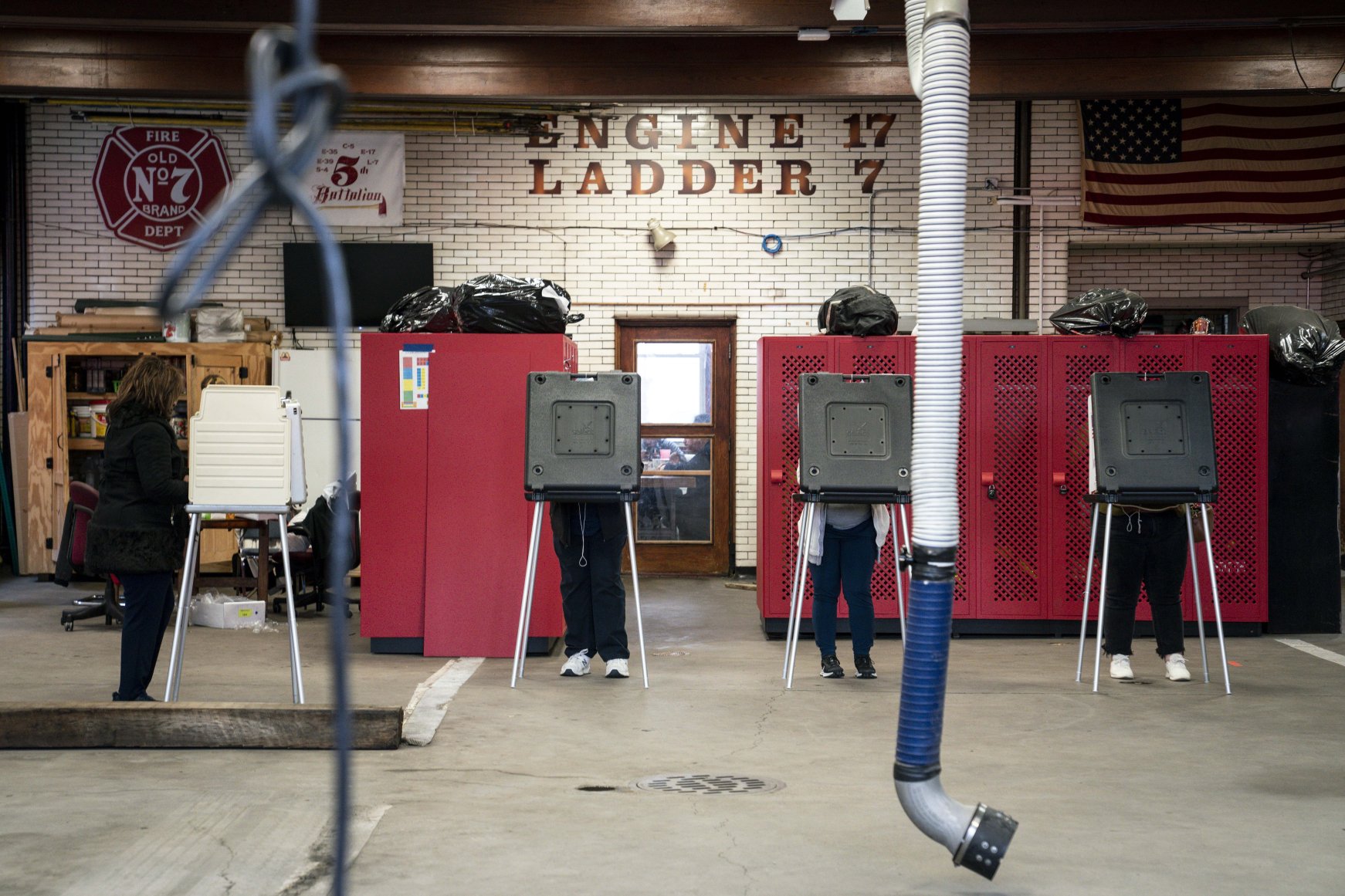 Americans head to polls to vote in stormy midterms | Daily Sabah