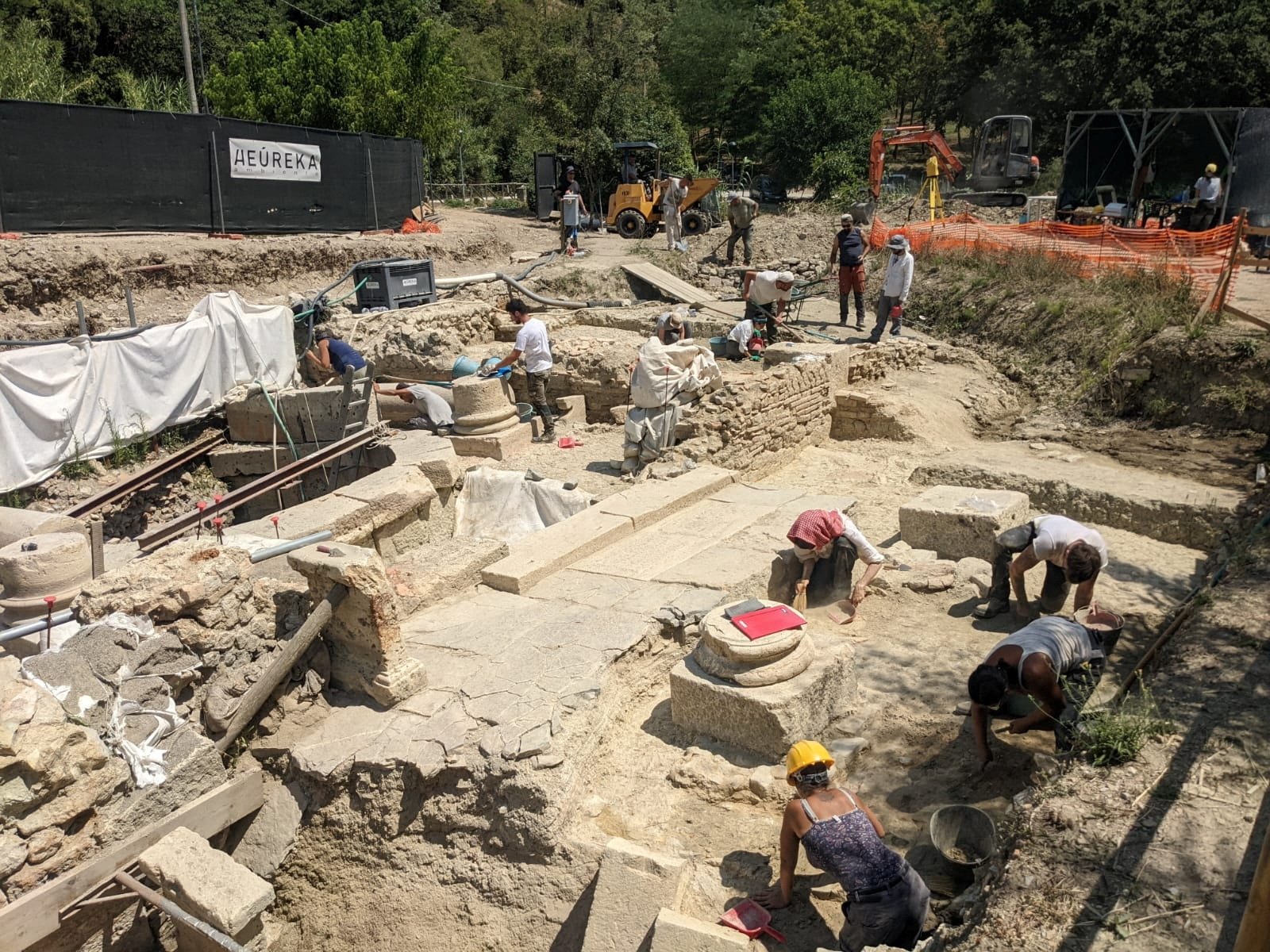 Orang-orang bekerja di lokasi penemuan patung perunggu berusia 2.300 tahun, di San Casciano dei Bagni, Italia, 8 November 2022. (Foto Reuters)