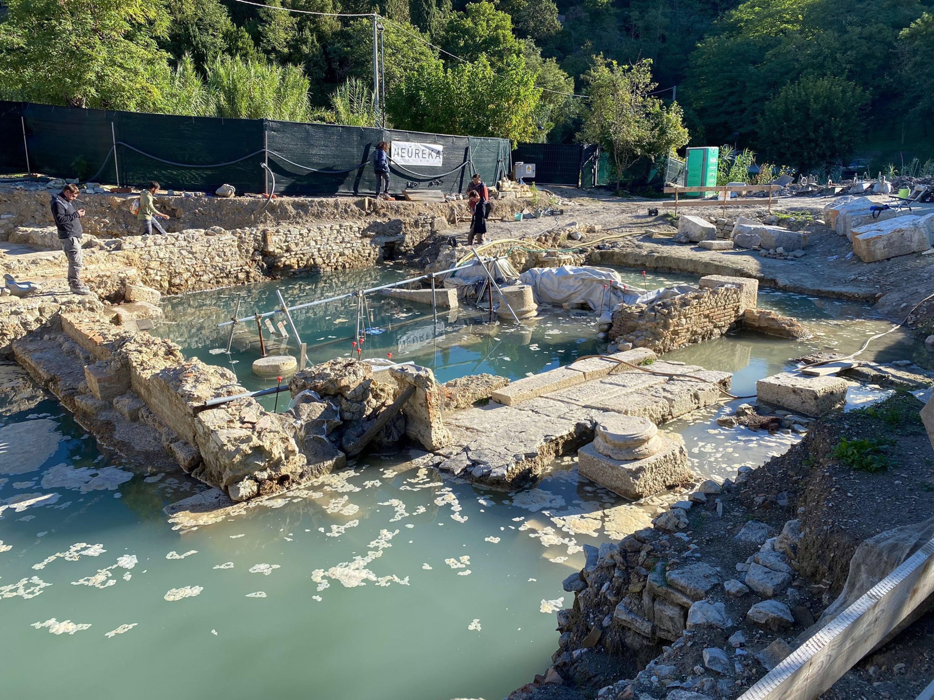 Sebuah foto selebaran yang disediakan oleh Universitas untuk Orang Asing Siena menunjukkan area penggalian pada kesempatan penemuan deposit nazar di penggalian San Casciano dei Bagni, Tuscany, Italia, Tuscany, Italia, 7 November 2022. ( Foto EPA)