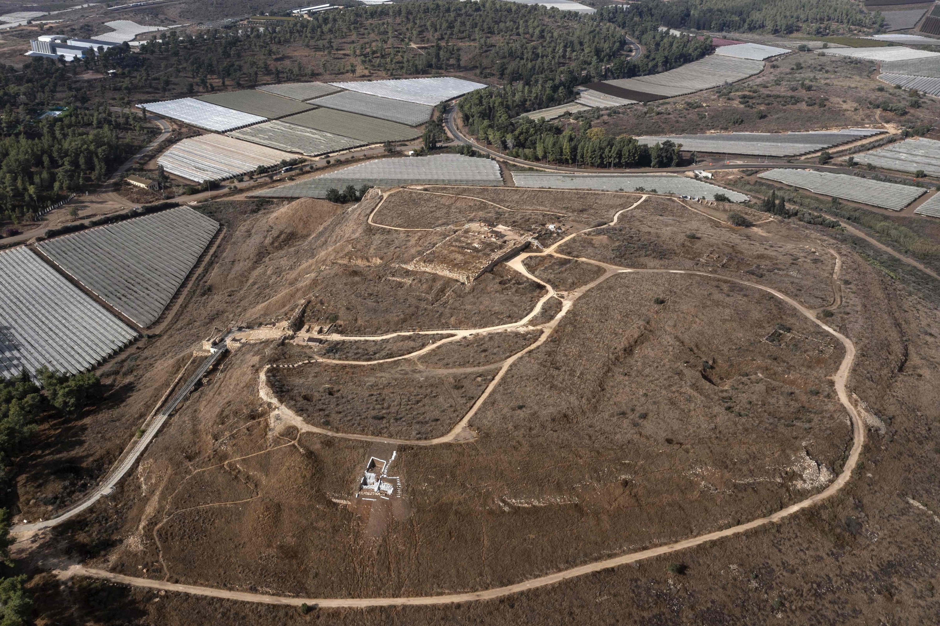 Sebuah foto udara menunjukkan situs arkeologi Tel Lachish, sebuah kota kunci Kanaan sekitar 40 kilometer (25 mil) barat daya Yerusalem, Israel, 8 November 2022. (AFP Photo)