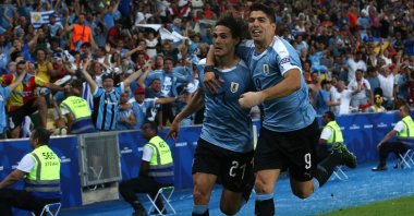 Uruguay&#039;s Edinson Cavani celebrates with teammate Luis Suarez after scoring the first goal of his team during the Copa America Brazil 2019 Group C match between Chile and Uruguay at Maracana Stadium, Rio de Janeiro, Brazil, June 24, 2019. (Getty Images Photo)