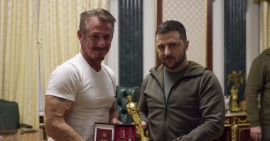 Oscar winner Sean Penn (L) delivers his Oscar to Ukrainian President Volodymyr Zelenskyy, Kyiv, Ukraine, Nov. 8, 2022. (EPA Photo)
