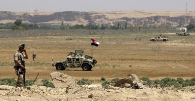 Iraqi soldiers patrol along the border between Syria and Iraq, Anbar, Iraq, July 20, 2012. (AP Photo)