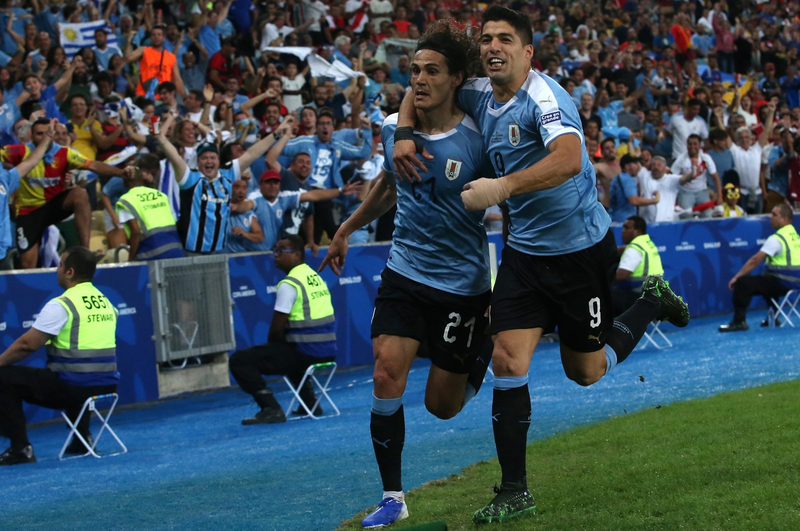 Uruguay&#039;s Edinson Cavani celebrates with teammate Luis Suarez after scoring the first goal of his team during the Copa America Brazil 2019 Group C match between Chile and Uruguay at Maracana Stadium, Rio de Janeiro, Brazil, June 24, 2019. (Getty Images Photo)