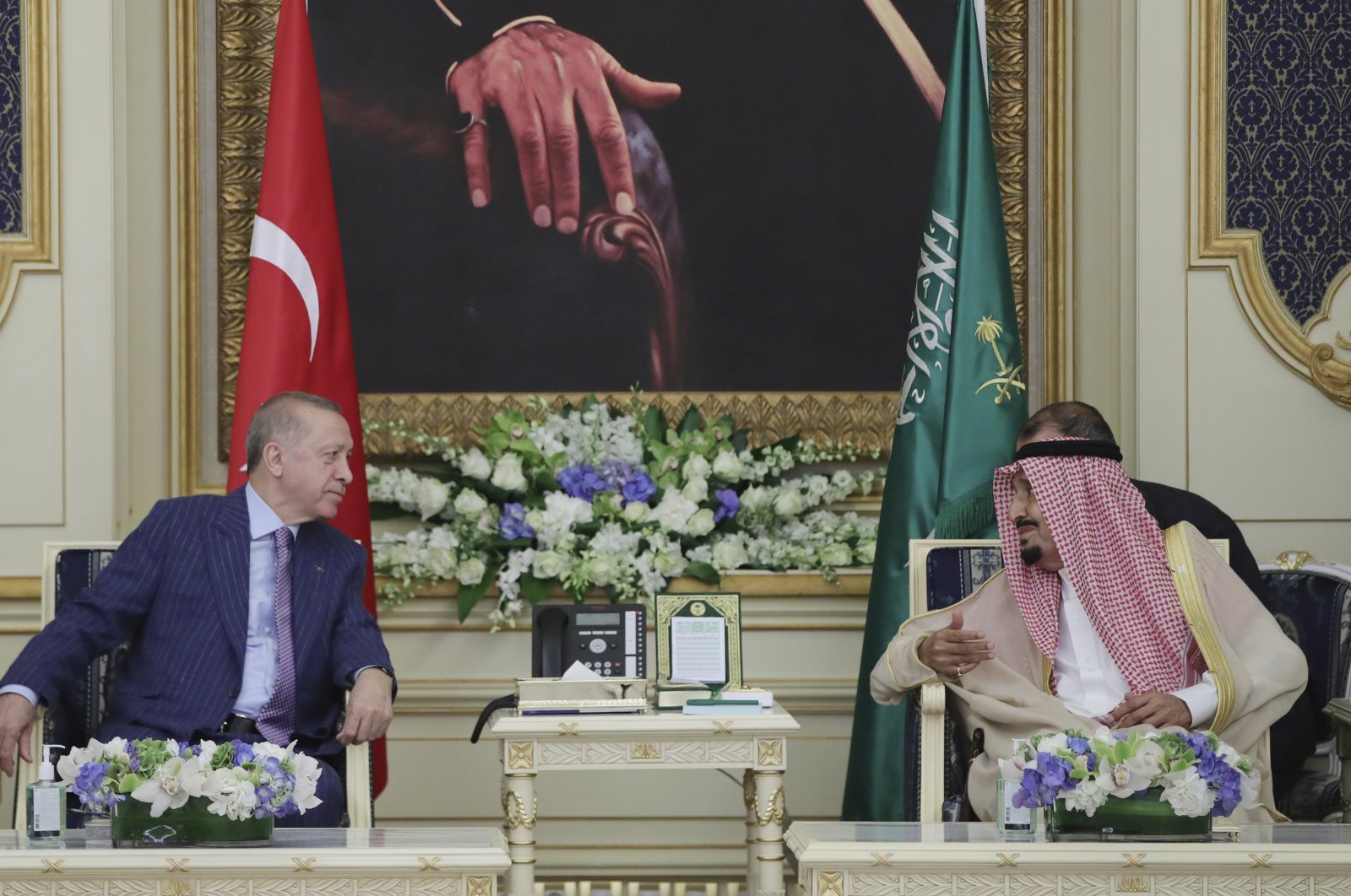 President Recep Tayyip Erdoğan and Saudi Arabia&#039;s King Salman speak during a meeting in Jeddah, Saudi Arabia, April 28, 2022. (AP Photo)