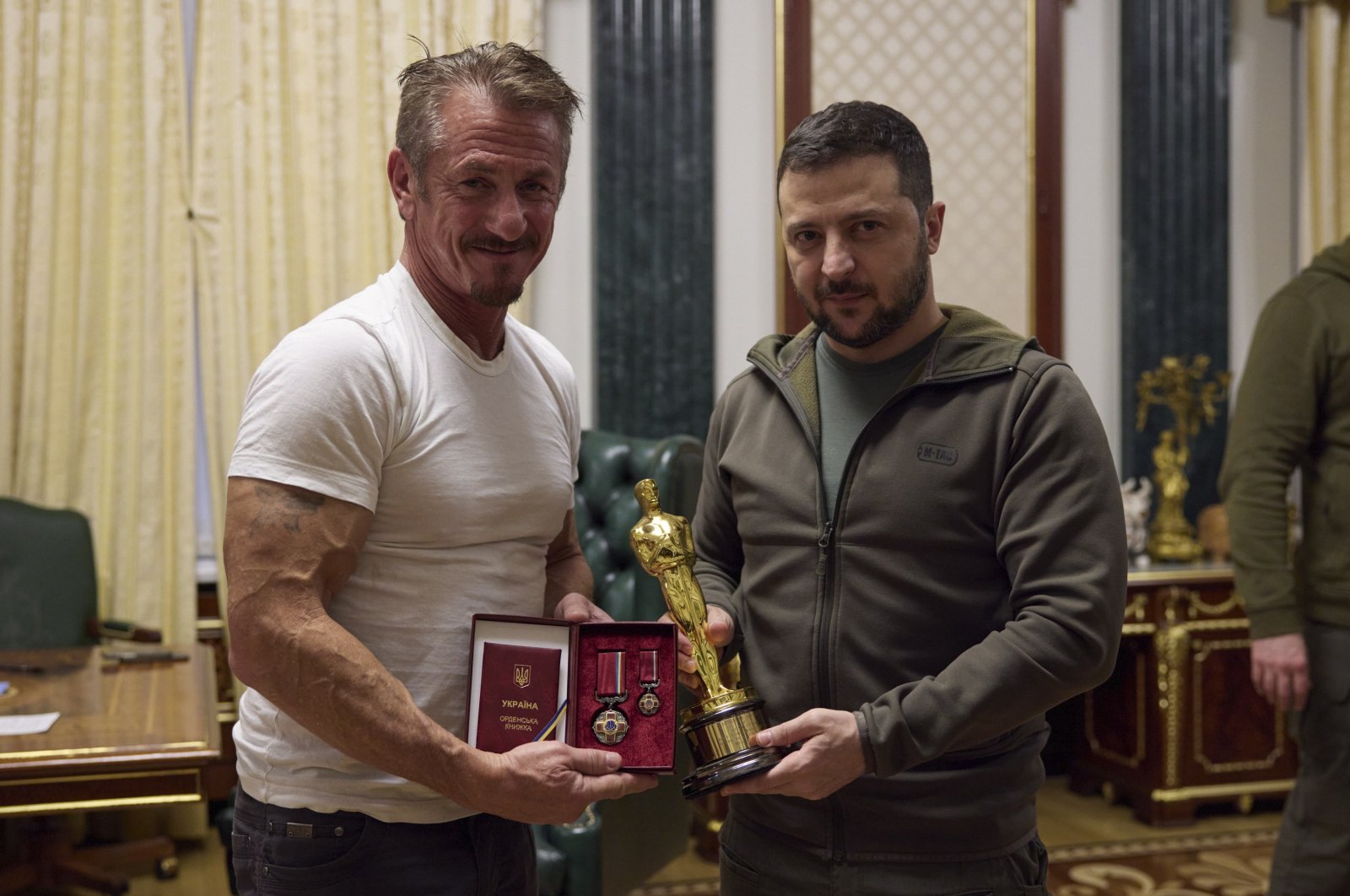 Sean Penn meminjamkan Oscar-nya kepada Zelenskyy Ukraina sebagai dukungan