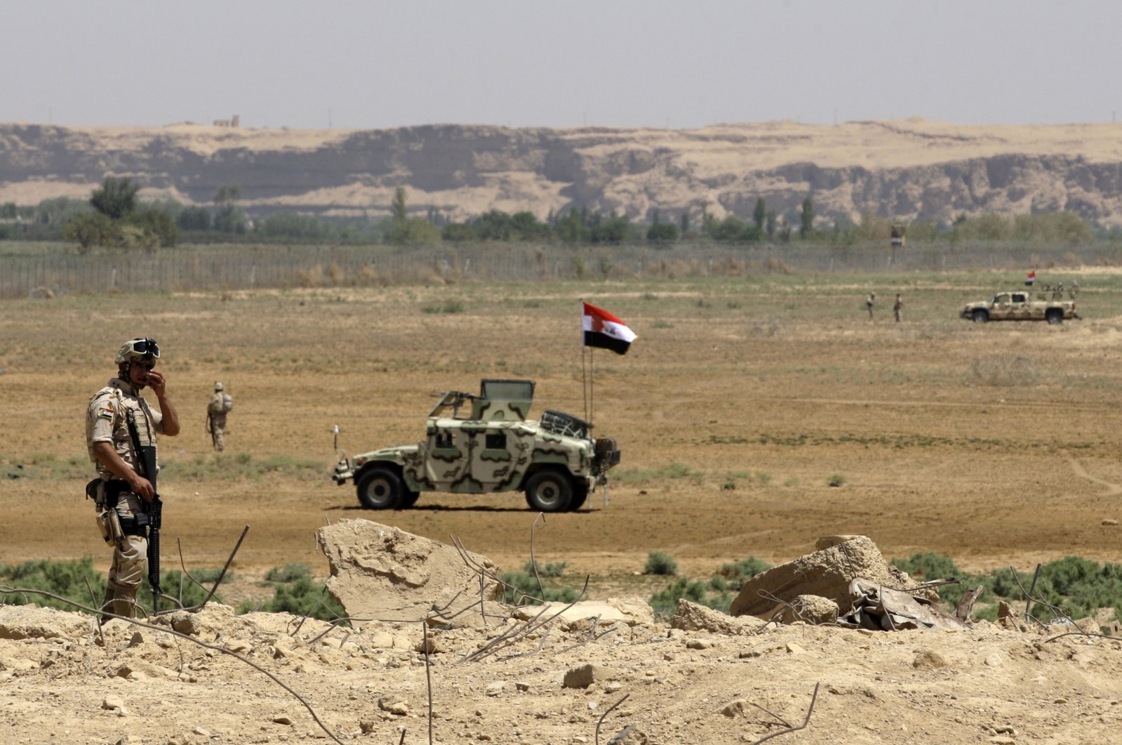 Iraqi soldiers patrol along the border between Syria and Iraq, Anbar, Iraq, July 20, 2012. (AP Photo)
