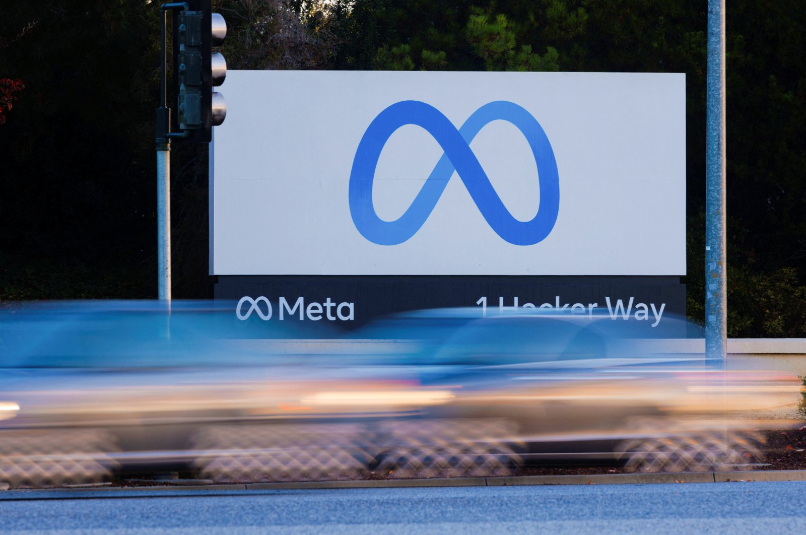 Morning commute traffic streams past the Meta sign outside the headquarters of Facebook parent company Meta Platforms Inc in Mountain View, California, U.S., Nov. 9, 2022. (Reuters Photo)