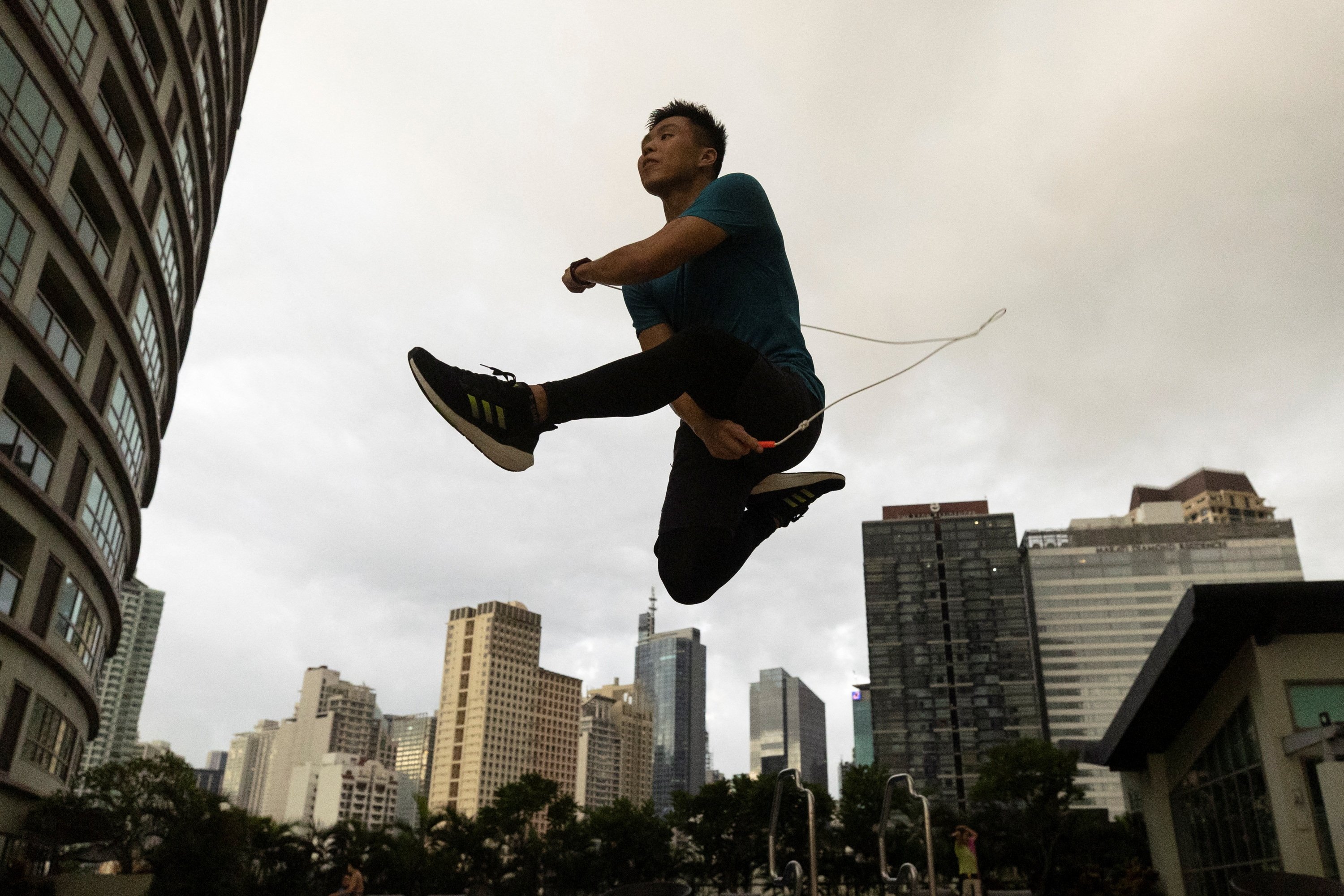 Guinness Dünya Rekorları sahibi Ryan Alonzo, 9 Eylül 2022, Filipinler, Metro Manila, Makati City'de ipiyle atlama ipi ile numaralar yapıyor. (Reuters Fotoğrafı)