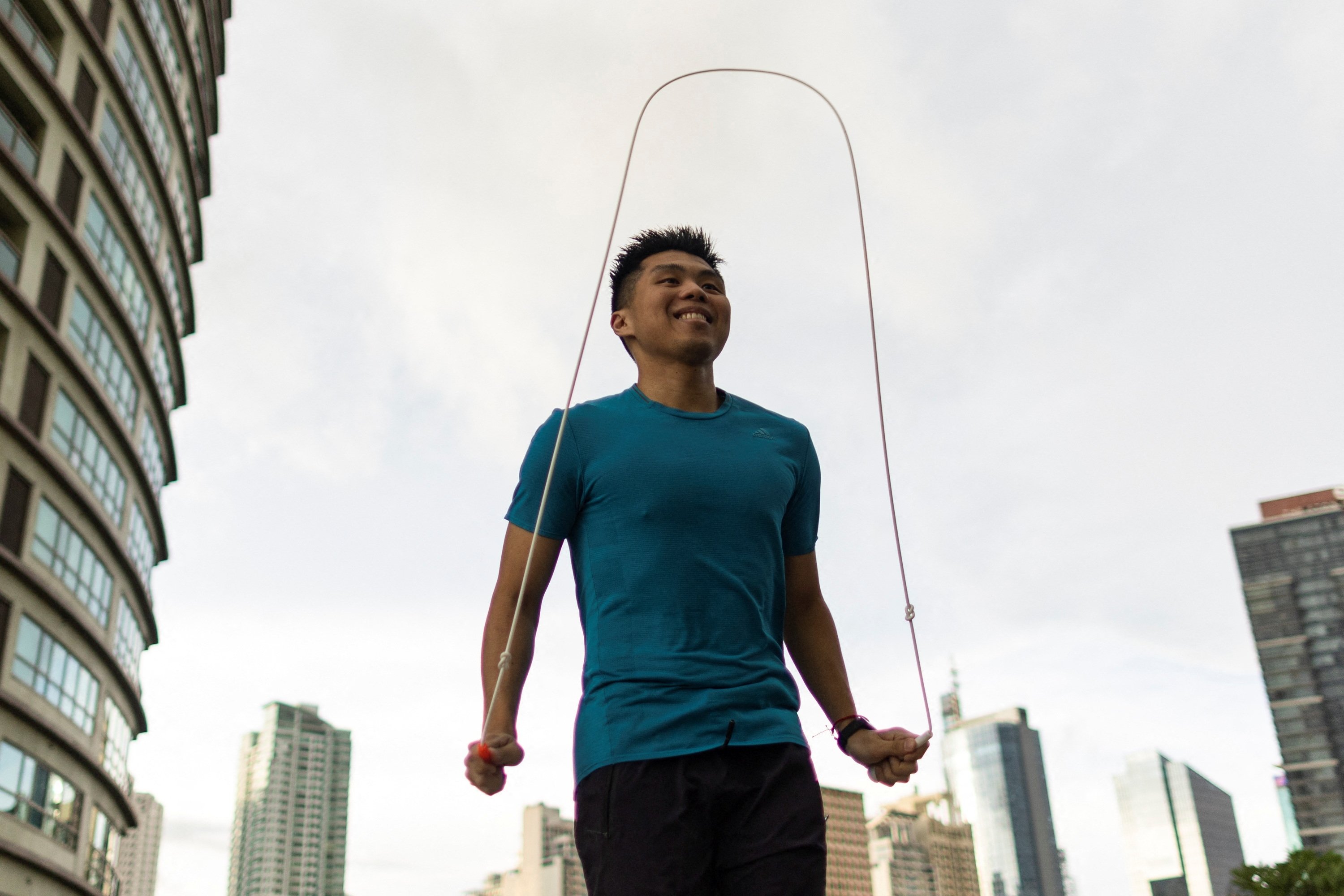 Pemegang Rekor Dunia Guinness Ryan Alonzo berlatih lompat tali di Makati City, Metro Manila, Filipina, 9 September 2022. (Foto Reuters)