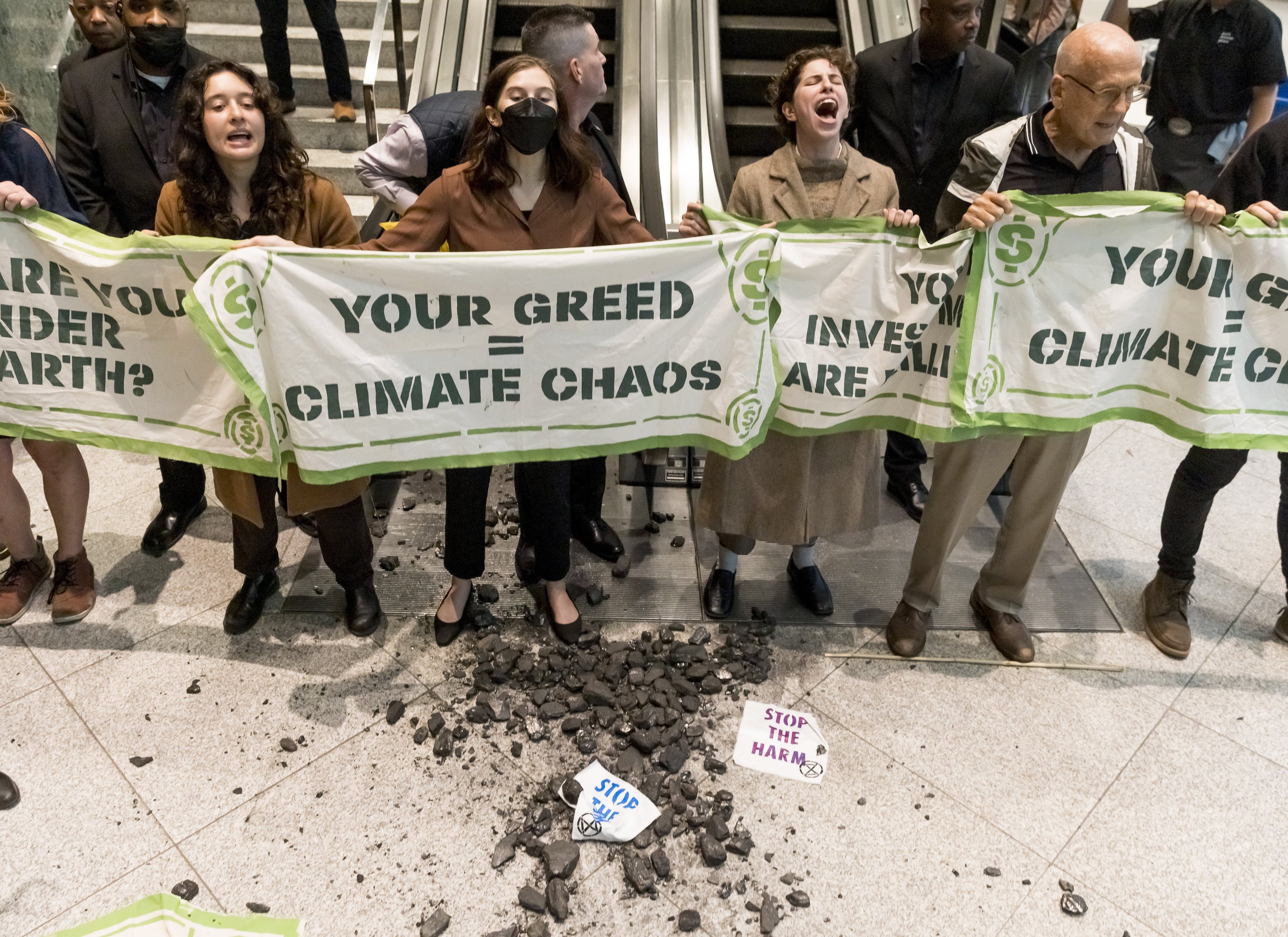 Aktivis iklim berkumpul di lobi gedung tempat perusahaan investasi BlackRock berkantor untuk memprotes hubungan perusahaan dengan industri bahan bakar fosil di New York, AS, 26 Oktober 2022. (Foto EPA)