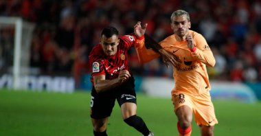 Atletico Madrid's French forward Antoine Griezmann (R) vies with Mallorca's Argentinian defender Franco Russo during the Spanish league football match between RCD Mallorca and Club Atletico de Madrid at the Visit Mallorca Stadium, Palma de Mallorca, Spain, Nov. 9, 2022. (AFP Photo)