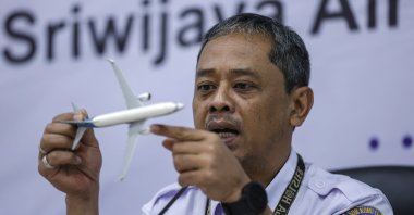 Indonesia's National Transportation Safety Committee (KNKT) investigator Nurcahyo Utomo holds a Boeing 737 model during a press conference on the final report of the Sriwijaya Air flight SJ-182 crash investigation in Jakarta, Indonesia, Nov. 10, 2022. (EPA Photo)