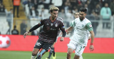 Beşiktaş's Dele Alli and Serik Belediyespor's Sergen Yatağan in action in the fourth round qualifying match of the Ziraat Turkish Cup match between Beşiktaş and Serik Belediyespor, Istanbul, Türkiye, Nov. 9, 2022. (AA Photo)