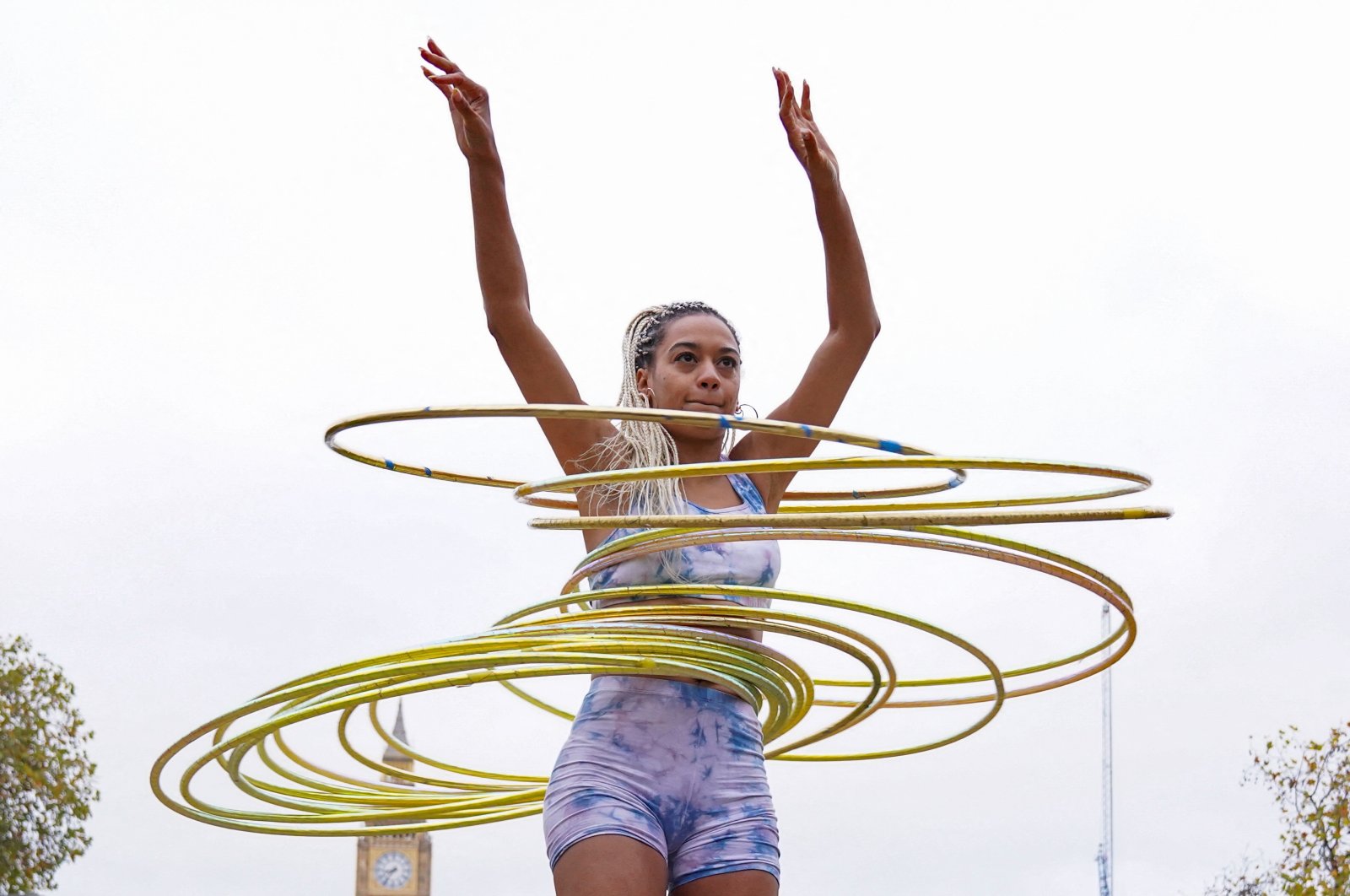 Mariam Olayiwola, also known as Amazi, attempts to break the Guinness World Record for spinning the most hula hoops simultaneously whilst on stilts, in London, U.K., Nov. 10, 2022. (Reuters Photo)