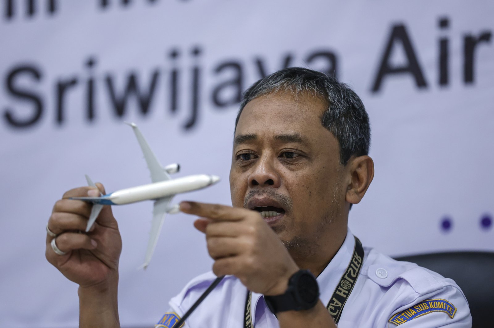 Indonesia&#039;s National Transportation Safety Committee (KNKT) investigator Nurcahyo Utomo holds a Boeing 737 model during a press conference on the final report of the Sriwijaya Air flight SJ-182 crash investigation in Jakarta, Indonesia, Nov. 10, 2022. (EPA Photo)