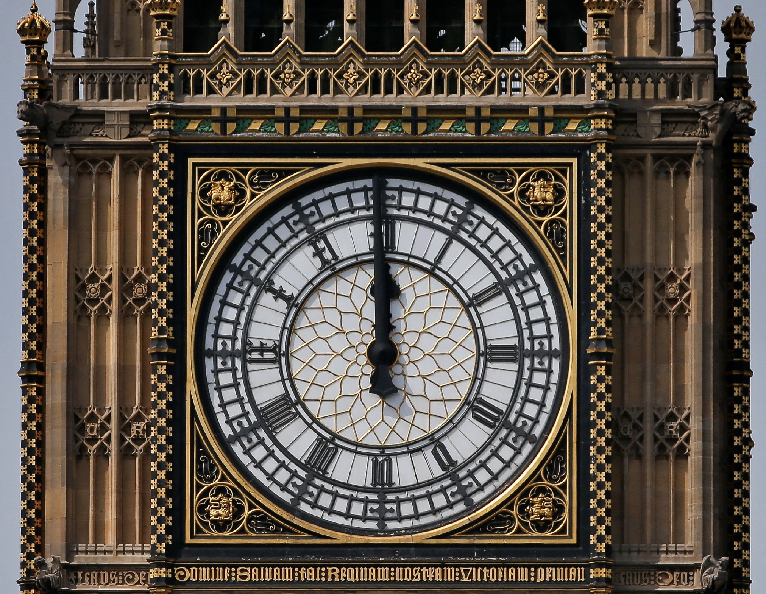 Salah satu dari empat wajah Jam Besar Menara Elizabeth, yang biasa disebut sebagai Big Ben, di Gedung Parlemen, di pusat kota London, Inggris, 14 Agustus 2017. (AFP Photo)
