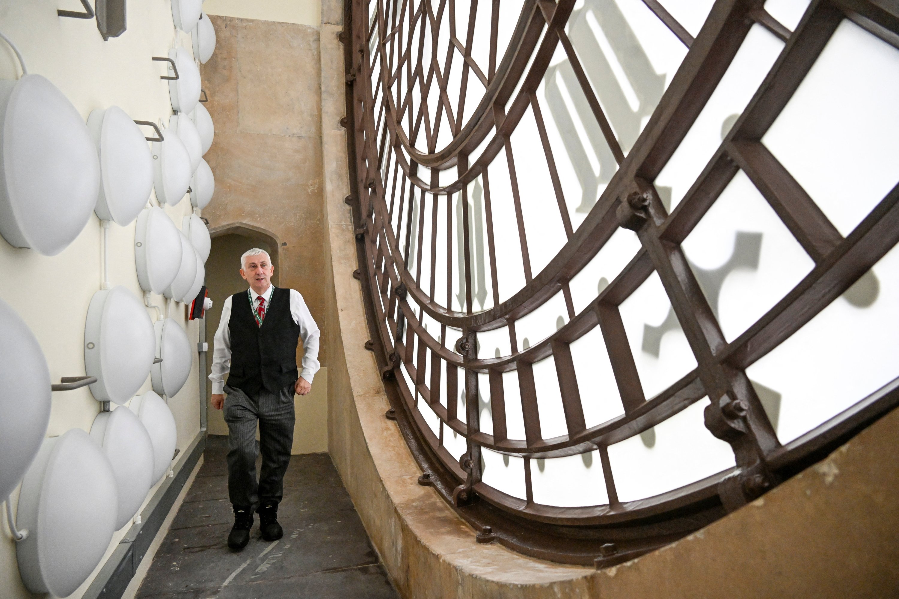 Ketua House of Commons Inggris Lindsay Hoyle mengunjungi Big Ben sebelum dikembalikan ke Greenwich Mean Time, di London, Inggris, 27 Oktober 2022. (Foto Reuters)
