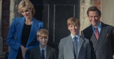 Elizabeth Debicki (L) and Dominic West (R), in a scene from the series "The Crown." (dpa Photo)