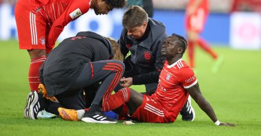 Sadio Mane of Bayern Munich receives medical aid after being injured during the Bundesliga match between FC Bayern München and SV Werder Bremen at Allianz Arena, Munich, Germany, Nov. 8, 2022. (Getty Images Photo)