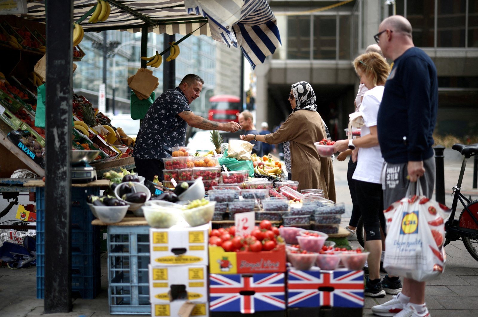 Ekonomi Inggris menyusut pada awal resesi panjang yang dikhawatirkan
