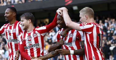 Brentford&#039;s Ivan Toney (C-R) celebrates after scoring in the Premier League match between Manchester City and Brentford at the Etihad Stadium, in Manchester, U.K., Nov. 12, 2022. (Reuters Photo)