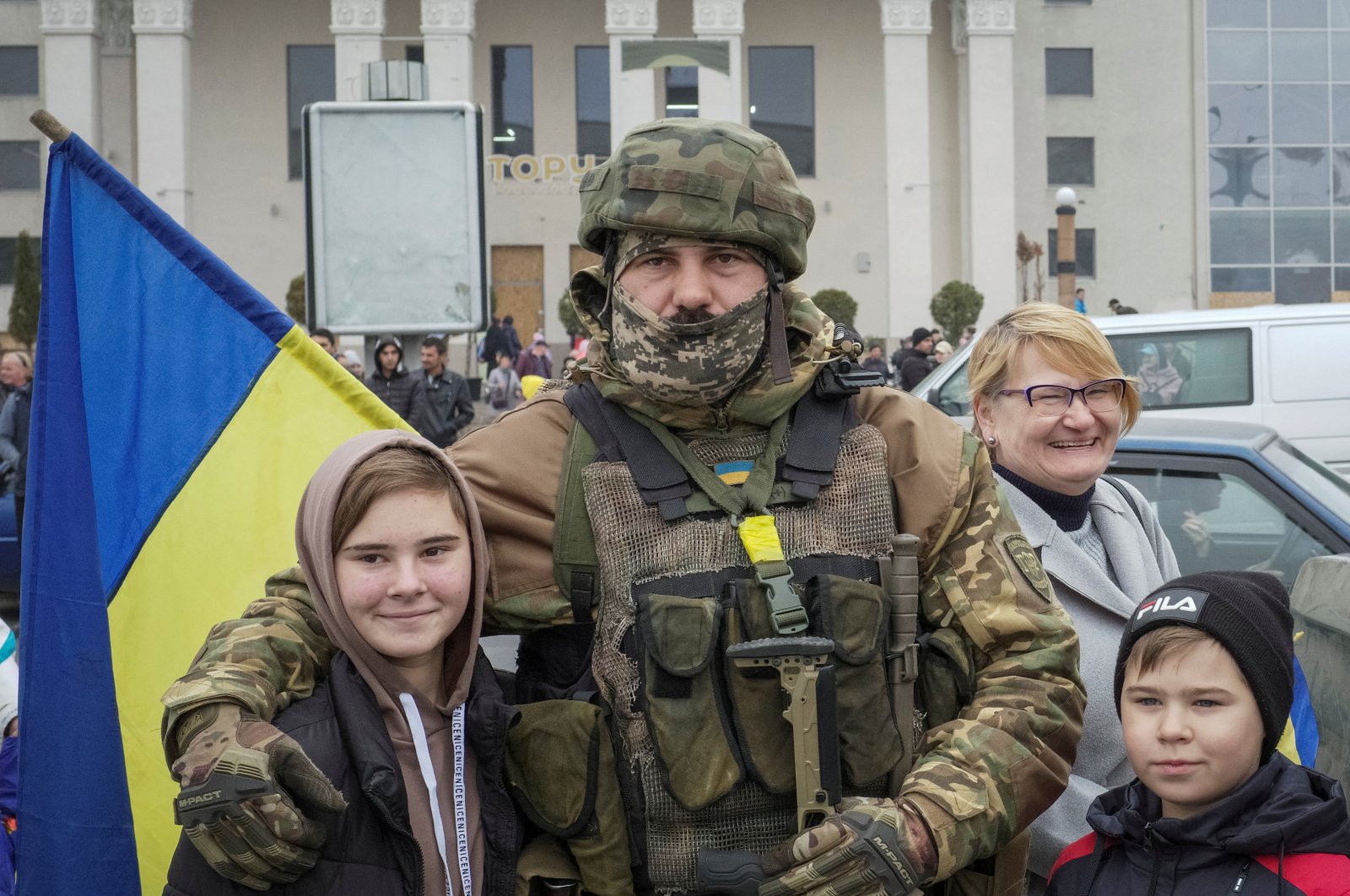 Local residents take a photo with Ukrainian soldiers as they celebrate after Russia&#039;s retreat from Kherson, in central Kherson, Ukraine, Nov. 12, 2022. (Reuters Photo)