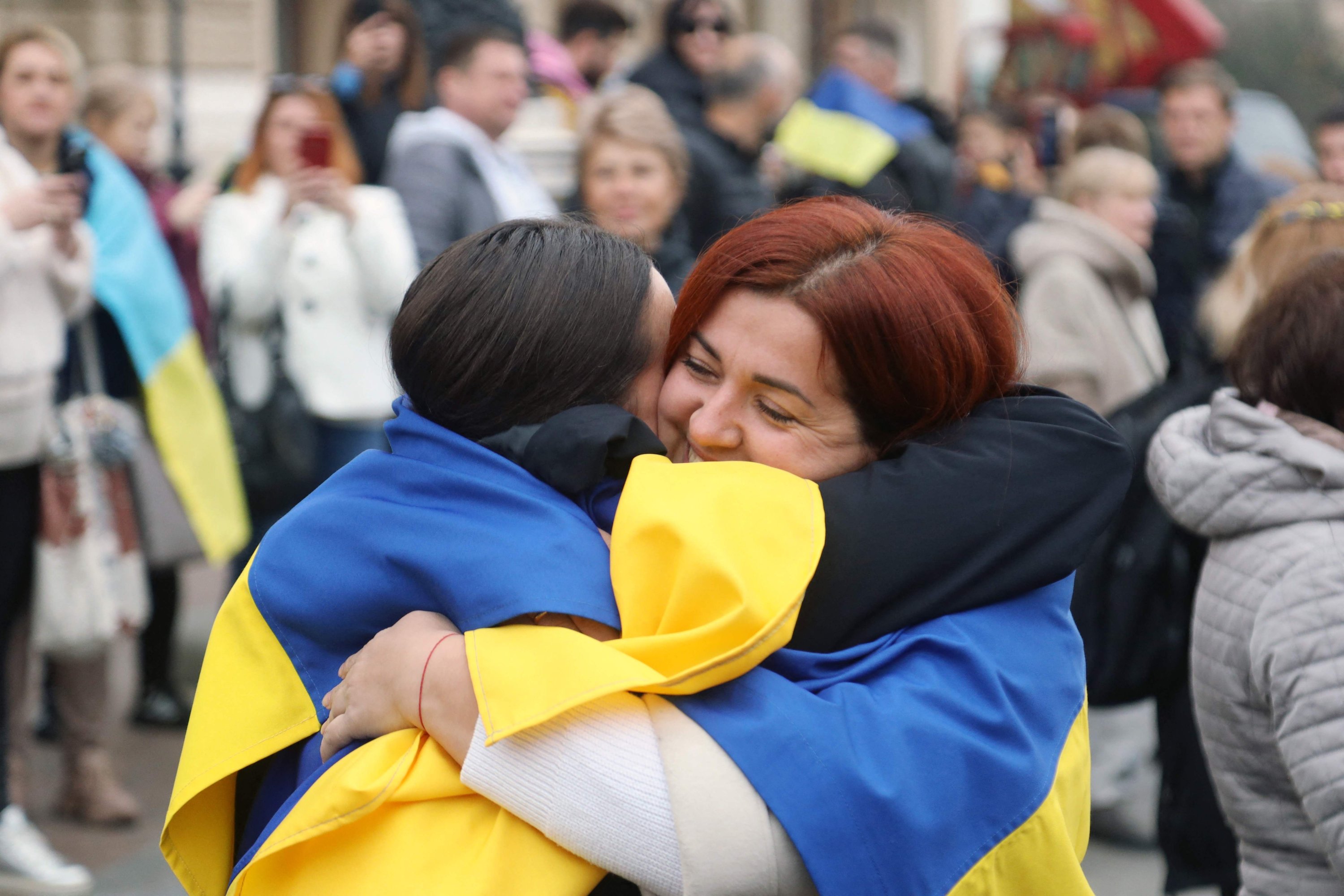 Penduduk Kherson yang tinggal sementara di Odessa merayakan pembebasan kota asal mereka, Odessa, Ukraina, 12 November 2022. (AFP Photo)