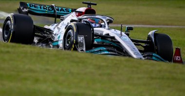 Mercedes' British driver George Russell races during the sprint qualifying at the Autodromo Jose Carlos Pace racetrack ahead of the Formula One Brazil Grand Prix, Sao Paulo, Brazil, Nov. 12, 2022,  (AFP Photo)
