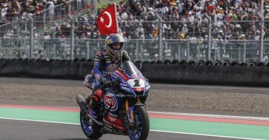 Toprak Razgatlıoğlu does a lap of honor, Lombok, Indonesia, Nov. 13, 2022. (AA Photo)