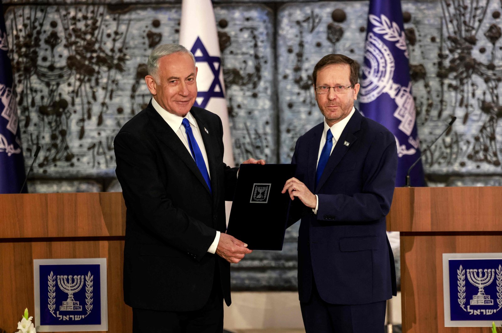 Israel&#039;s President Isaac Herzog (R) and Likud party Chairman Benjamin Netanyahu pose for a photograph after the former tasked the latter with forming a new government, Jerusalem, Israel, Nov. 13, 2022. (AFP Photo)