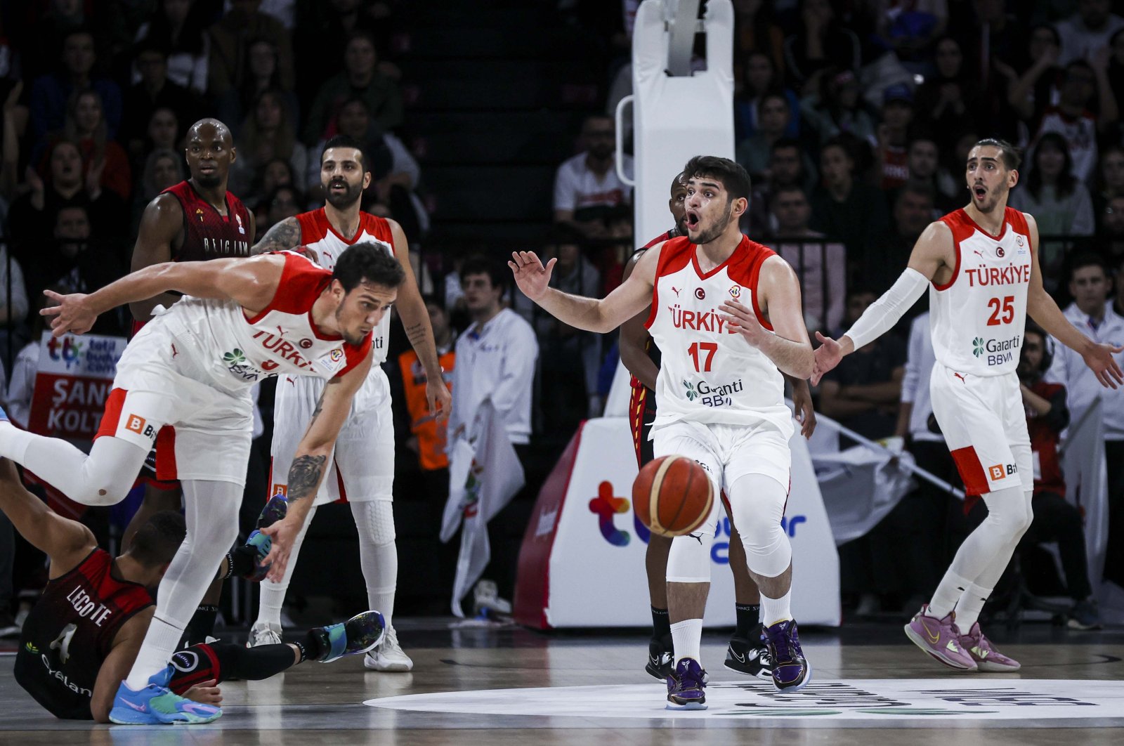 Tim bola basket putra nasional Türkiye menghadapi Serbia