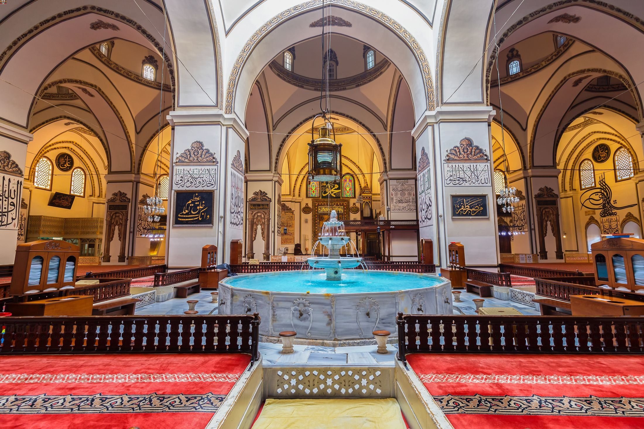 Interior Masjidil Haram, di Bursa, Türkiye.  (Foto Shutterstock)